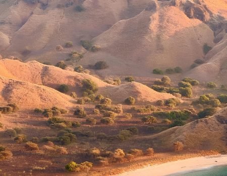 Laut biru tenang saat waktu terbaik liburan di Labuan Bajo