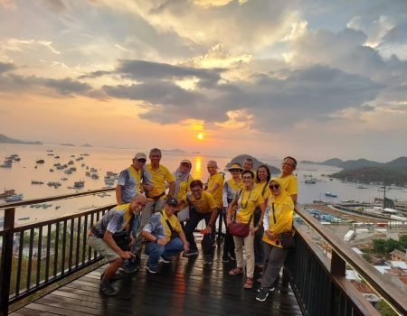 Trekking ke bukit dengan panorama spektakuler di Wisata Labuan Bajo