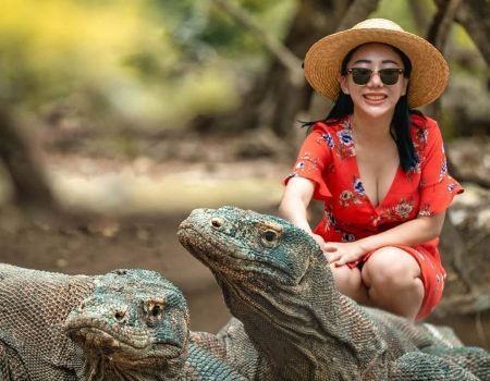 Wisatawan menikmati perjalanan setelah booking tour di Labuan Bajo menuju Pulau Komodo