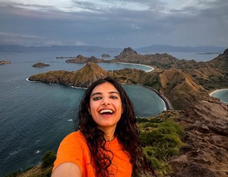 Pemandangan indah Pulau Padar saat Labuan Bajo Trip dengan perbukitan hijau dan laut biru yang menakjubkan