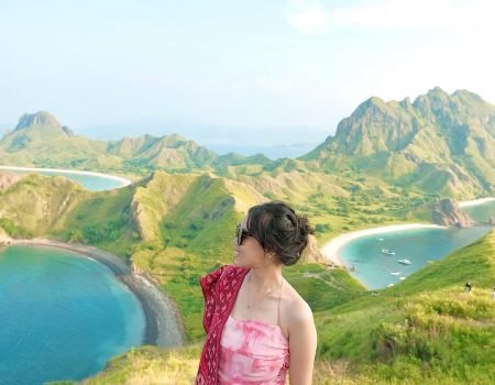 "Rasakan pengalaman liburan ke Labuan Bajo dengan destinasi eksotis: Pulau Komodo, Pink Beach, dan petualangan laut yang memukau.