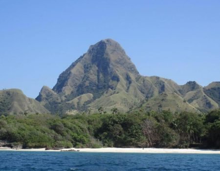 Hidden gem Pulau Mules, Flores, dengan pantai indah, snorkeling, dan alam yang masih alami