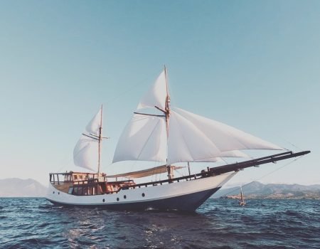 Perjalanan wisata eksklusif dengan private boat Labuan Bajo