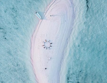 Wisatawan snorkeling di laut jernih Pantai Pink selama paket liburan akhir tahun di Labuan Bajo