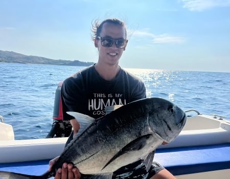 Pemandangan laut biru saat mancing seru di Taman Nasional Komodo