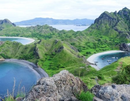Pulau Padar, salah satu destinasi wisata alam Flores yang paling ikonik dengan pemandangan perbukitan dan lautan memukau.